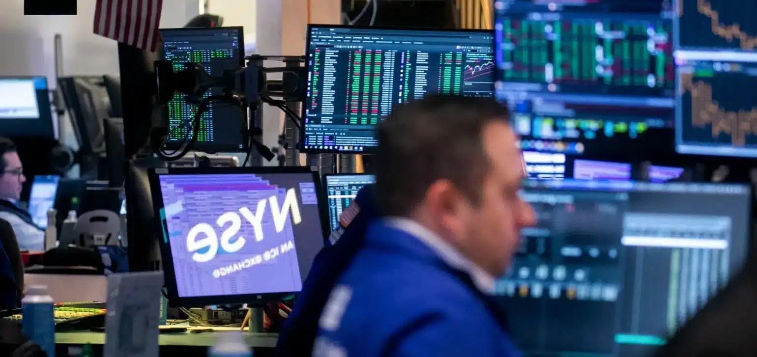 Dow Jones, S&P 500 ve Nasdaq güçlü bilançolar ve faiz indirimlerinin desteğiyle aylık kazanımlarını zirveye taşıdı
